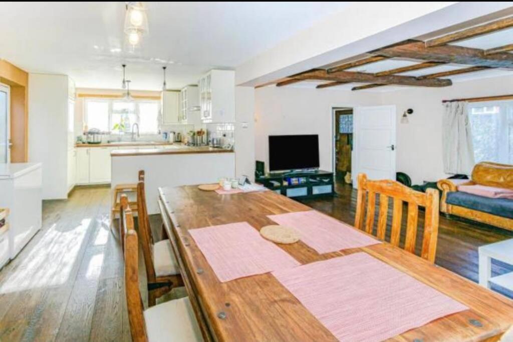 Lovely Cottage In The Heart Of Shirley- קרוידון מראה חיצוני תמונה