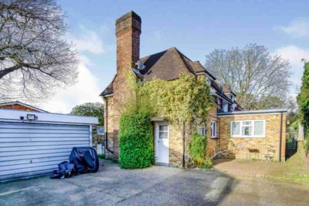 Lovely Cottage In The Heart Of Shirley- קרוידון מראה חיצוני תמונה